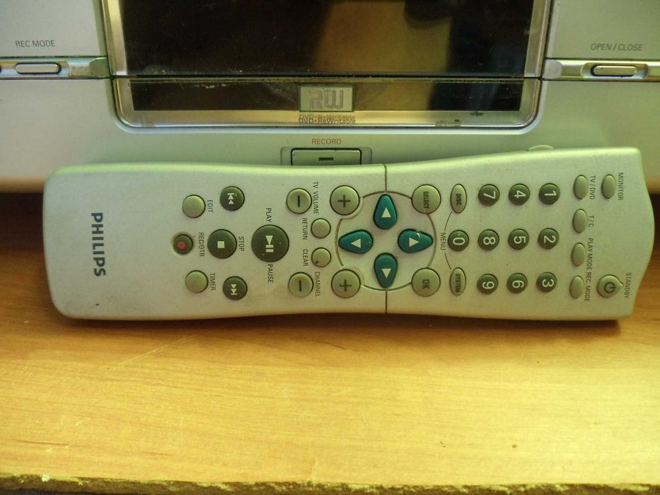 Продам DVD проигрыватель (пишущий)  Philips. Model NO  DVDR 890/  021