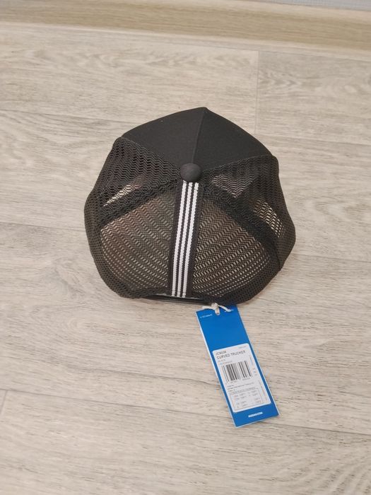 Продам оригинальную кепку Adidas originals curved trucker