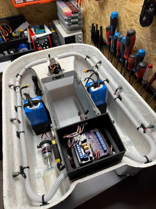 Łódka zanętowa Marioboat •Li-Ion 2x24,5Ah • Autopilot