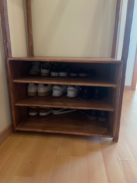 Sapateiro e rack de prancha de madeira rústica