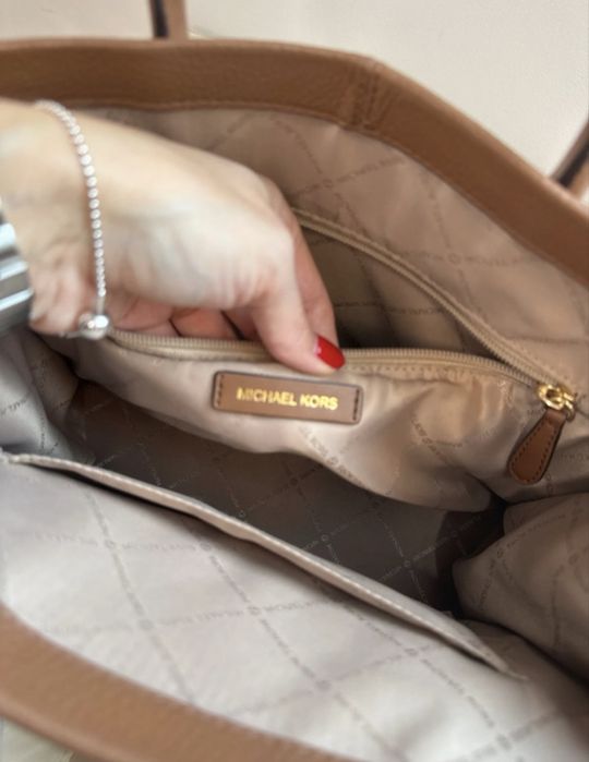 Mala Michael Kors em pele castanha