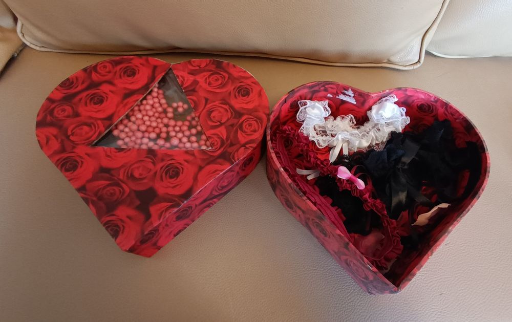 Ligas em caixa forma de coração. 3 ligas