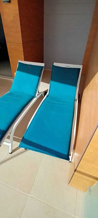 Duas espreguiçadeiras do Gato preto