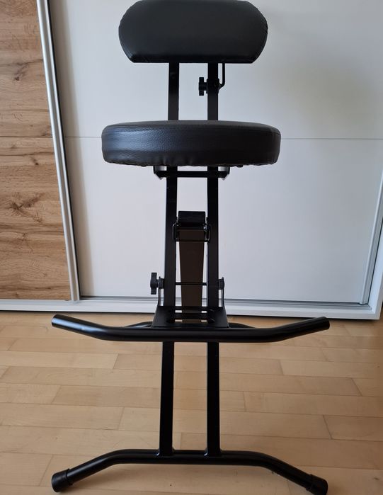 Krzesło dla gitarzysty, stołek dla muzyka.