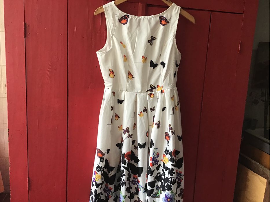 Vestido motivos floral  com borboletas. T M . Novo. Inspiração anos 50?
