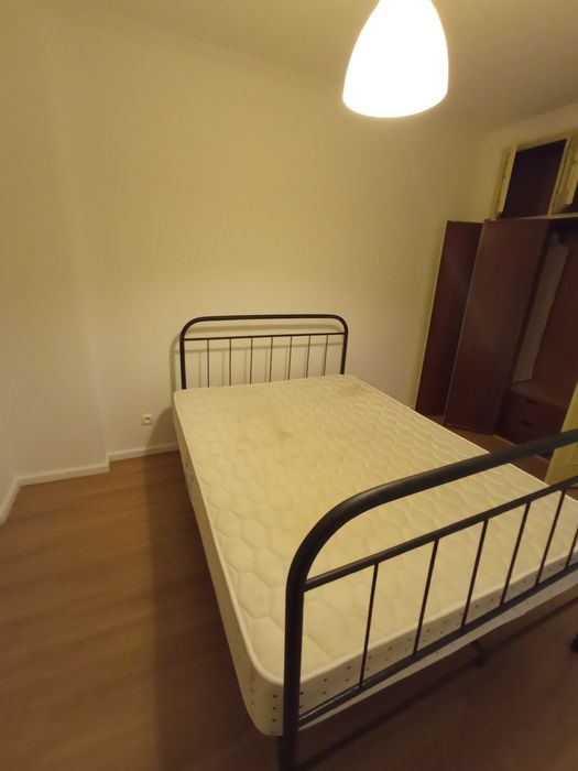 Cama de ferro preta