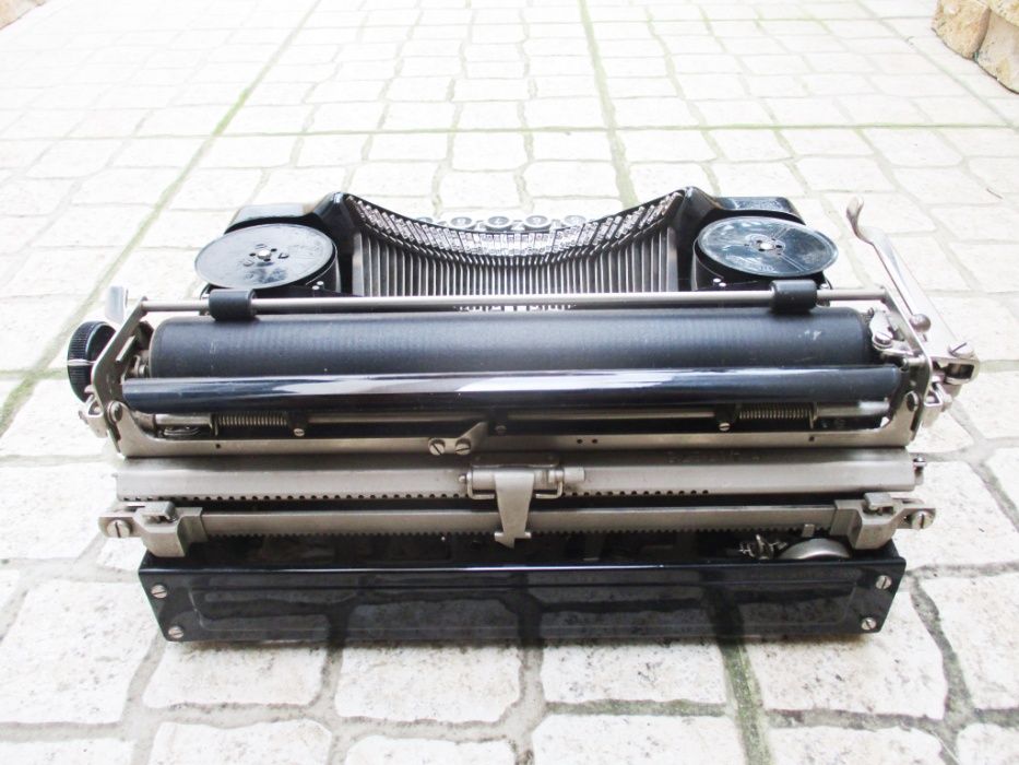 1931 - Maquina de escrever antiga - Funciona bem!