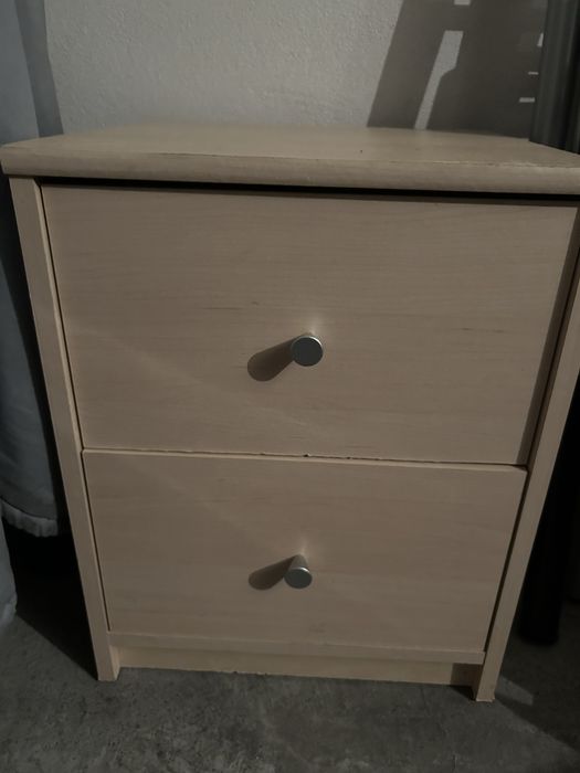 Mesinha de cabeceira em folheado madeira