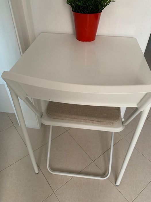 Mesa e cadeira dobrável + coxim anti-derrapante, para exterior ou interior.