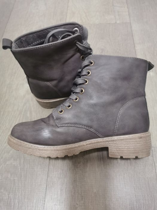 Женские ботинки на шнурке