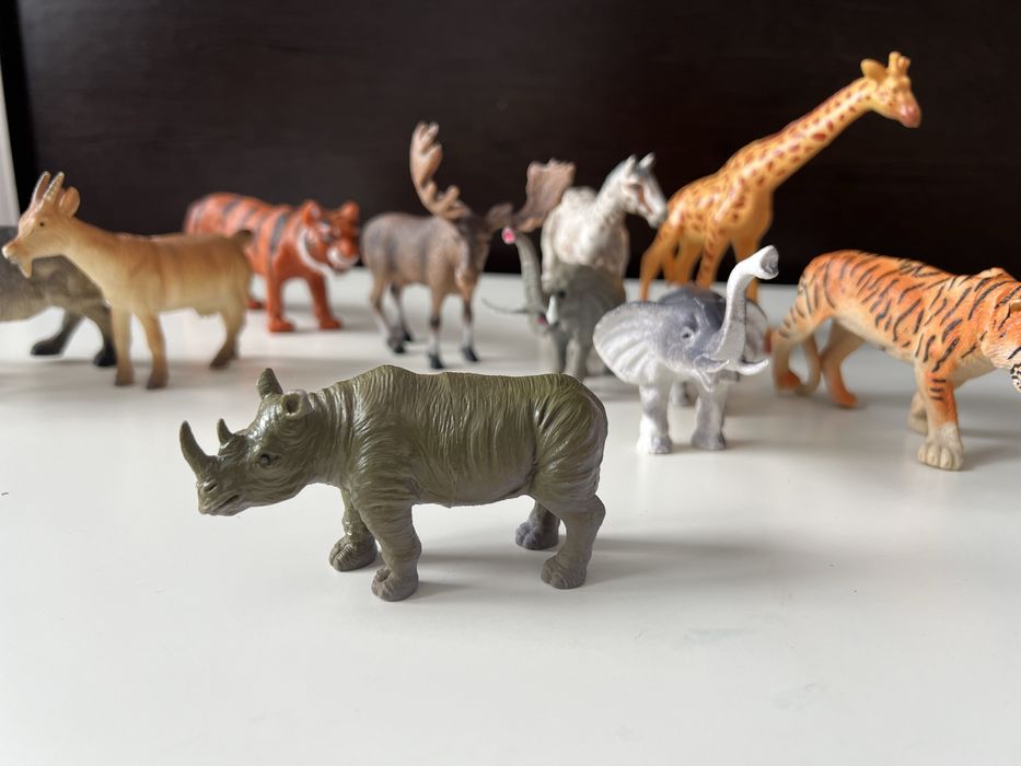 Іграшки звірі фігурки