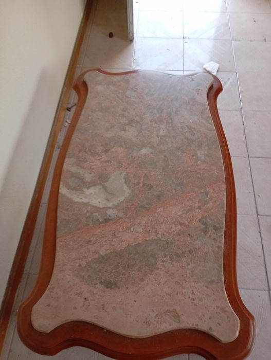 Uma cama com colchão novo um móvel de entrada, uma mesa de sala de estar