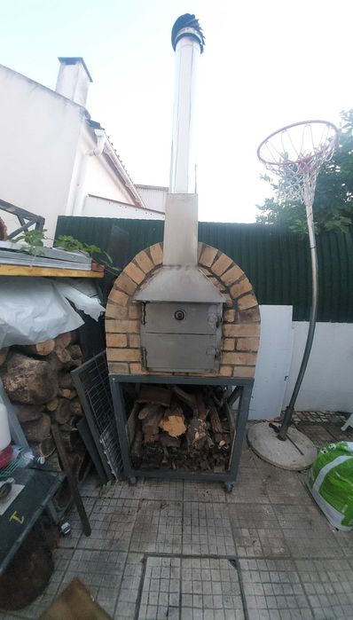 Forno a lenha com pouco uso