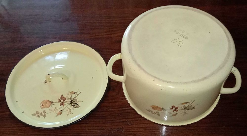 Большая эмалированная кастрюля, желтая. Объем 5 л. СССР