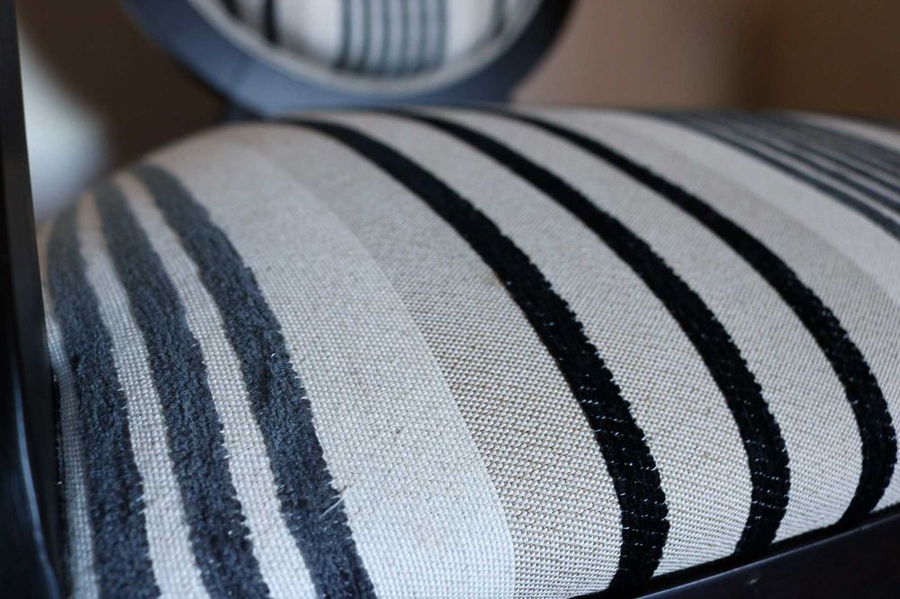 Cadeirão de sala preto e branco
