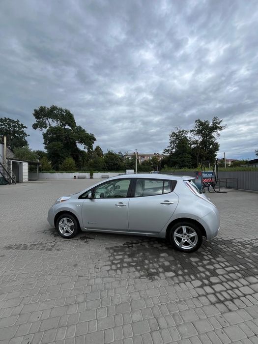 Nissan leaf з підігрівом і сонячною панелью