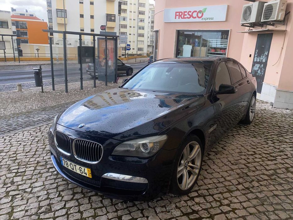 BMW 750I V8 Biturbo 4395 cc 407 cavalos, azul escuro
