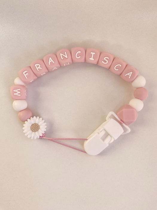 Prendedor de chupeta feito por encomenda.