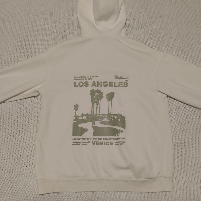 біла кофта з принтом ззаду