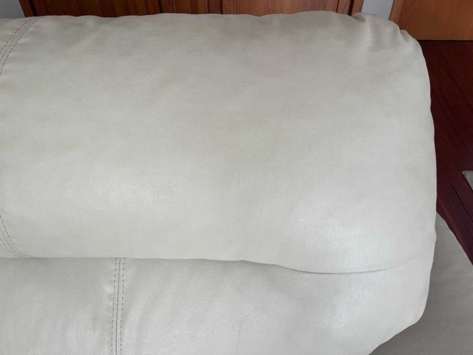 Vende-se sofá de 2 lugares com pousa pés