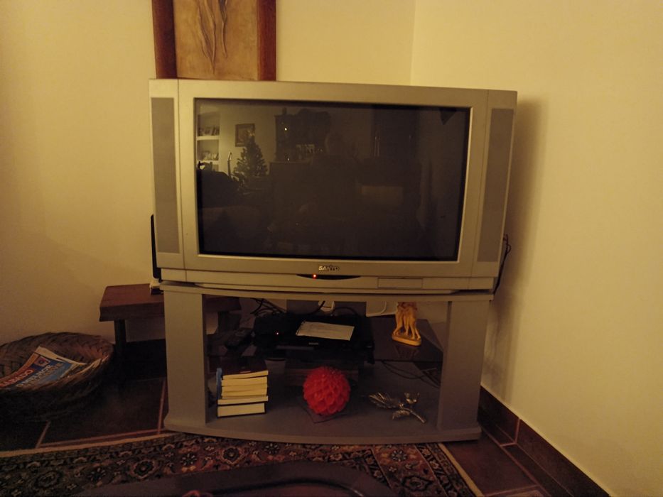 Televisao SANYO com movel