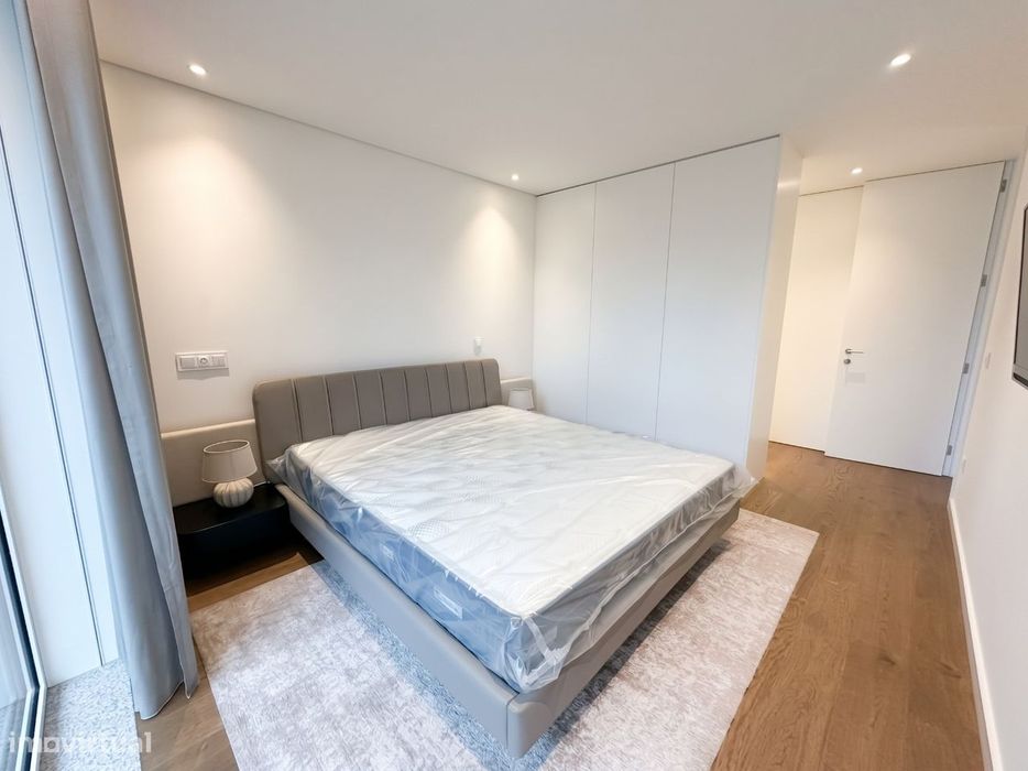 Apartamento mobilado com largo terraço no edifício Paço de Rei Plaza.