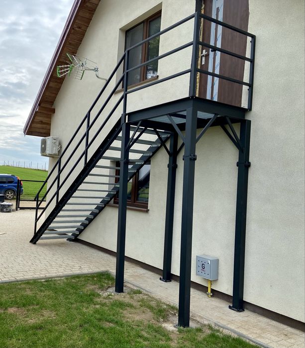 Schody metalowe stalowe nowoczesne loft na jednej belce samonośne