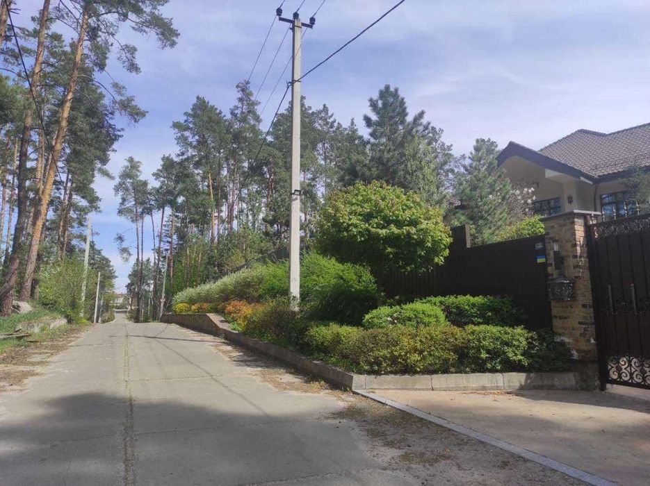 Продам участок под застройку в с. Плюты ЖМ Лесной. Конча Заспа