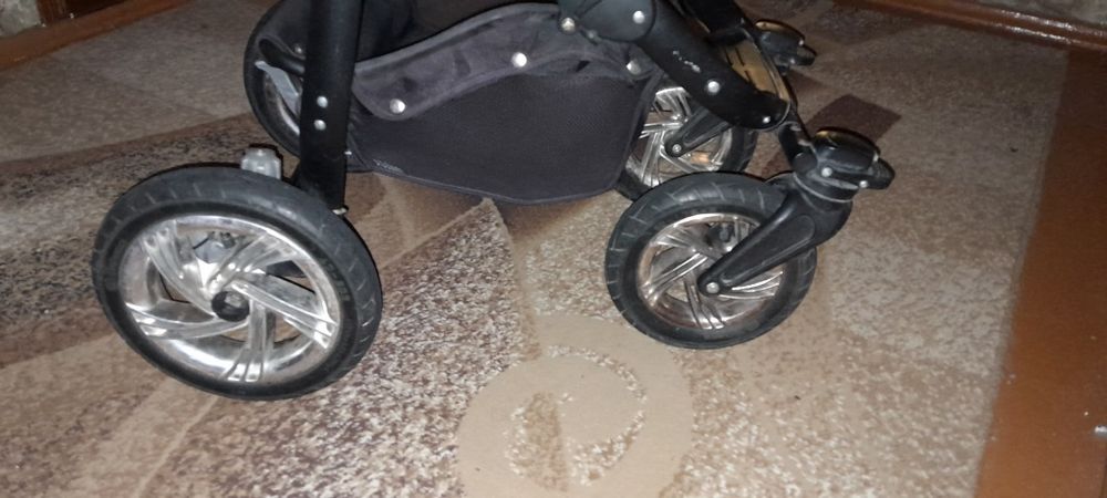 Продаємо коляску! Ціна договірна.