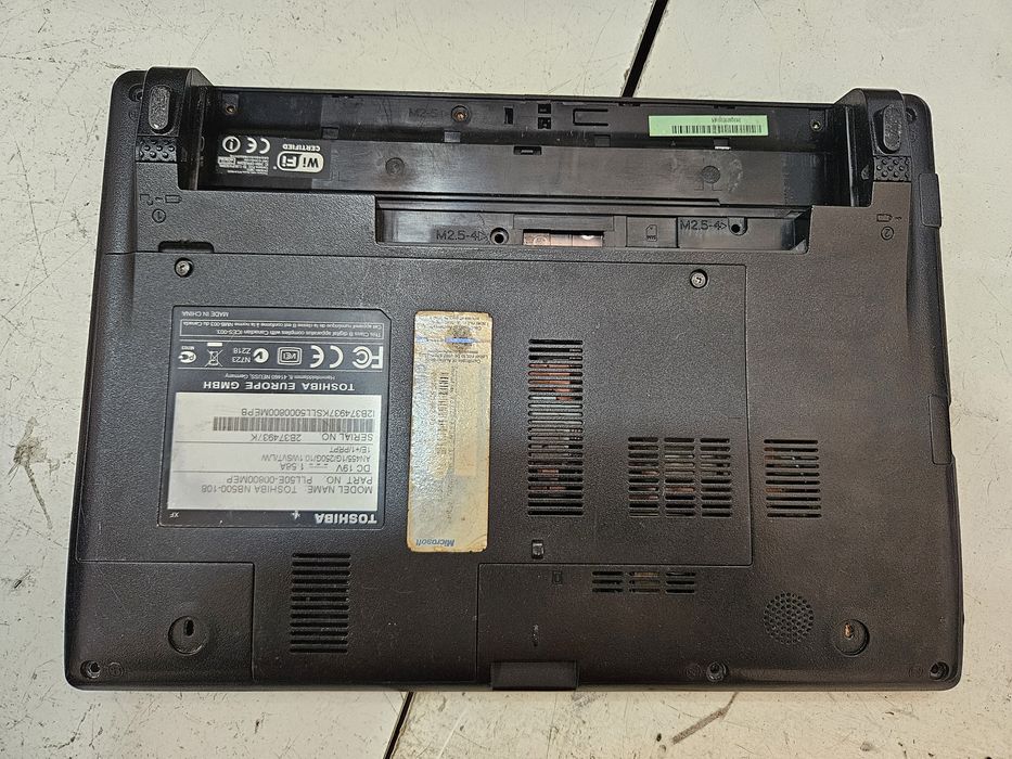Toshiba NB500 - chassi inferior