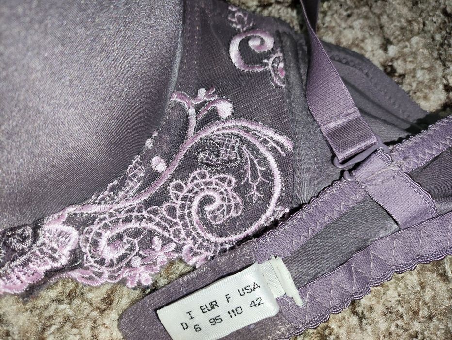 Biustonosz sztywny fioletowy r. 95 D