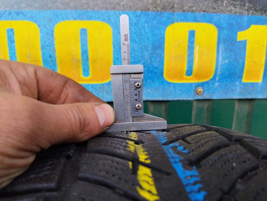 Одна зимова шина Goodyear 215/65/17