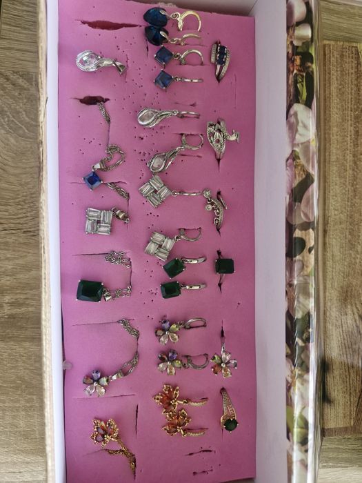 Biżuteria, kolczyki, naszyjnik, pierścionek