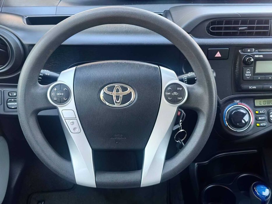 Toyota Prius Four      2014