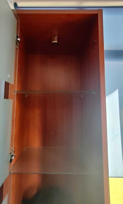 Móvel vitrine cor cerejeira,com quatro prateleiras em vidro