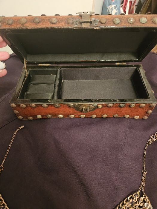 Caixa guarda jóias e colar