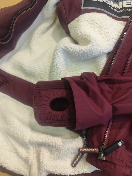 Bordowa Kurtka Superdry z serii Wind Attacker Engineered
Seria: The Wi