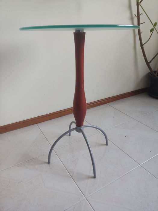 Mesa de apoio com tampo de vidro