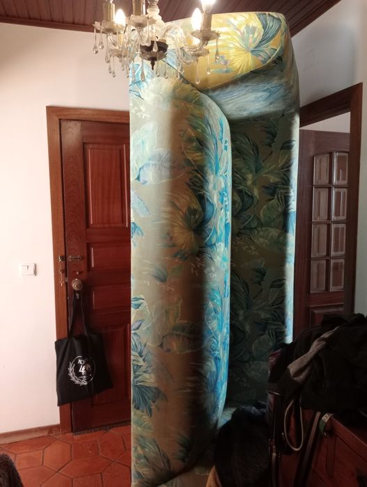 Sofá área com folhas de tabaco