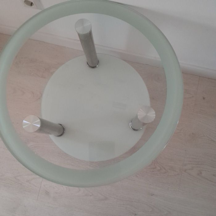 Стильний скляний столик