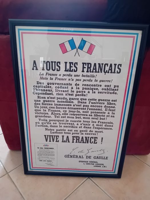 Poster em moldura preta lacada, poster famoso da segunda guerra mundial, em excelentes condições.