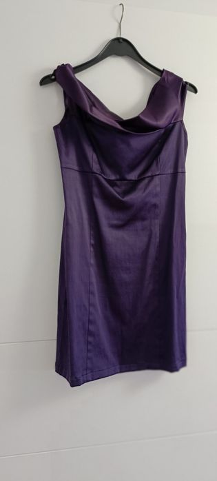 Vestido roxo cetim tamanho 38, mas veste pequeno. Usado