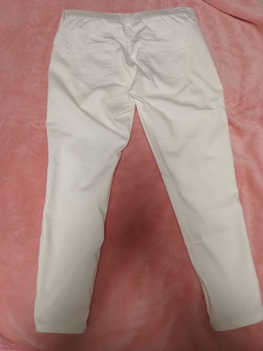 Białe spodnie 3/4 Clockhouse 40