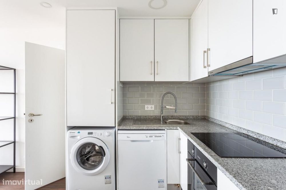 Quarto - localizado em Carcavelos Lisbon