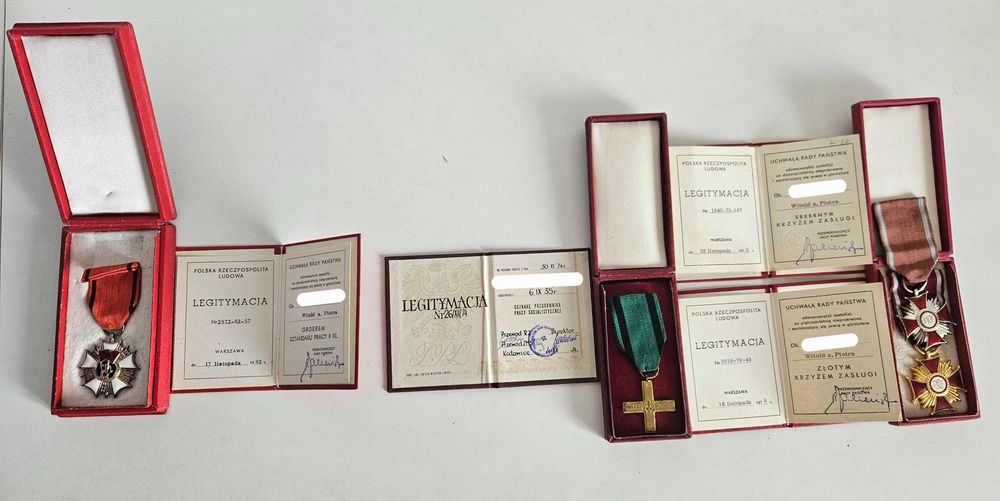 Odznaczenia PRL komplet w etui – Order Odrodzenia Polski / Krzyż Partyzancki