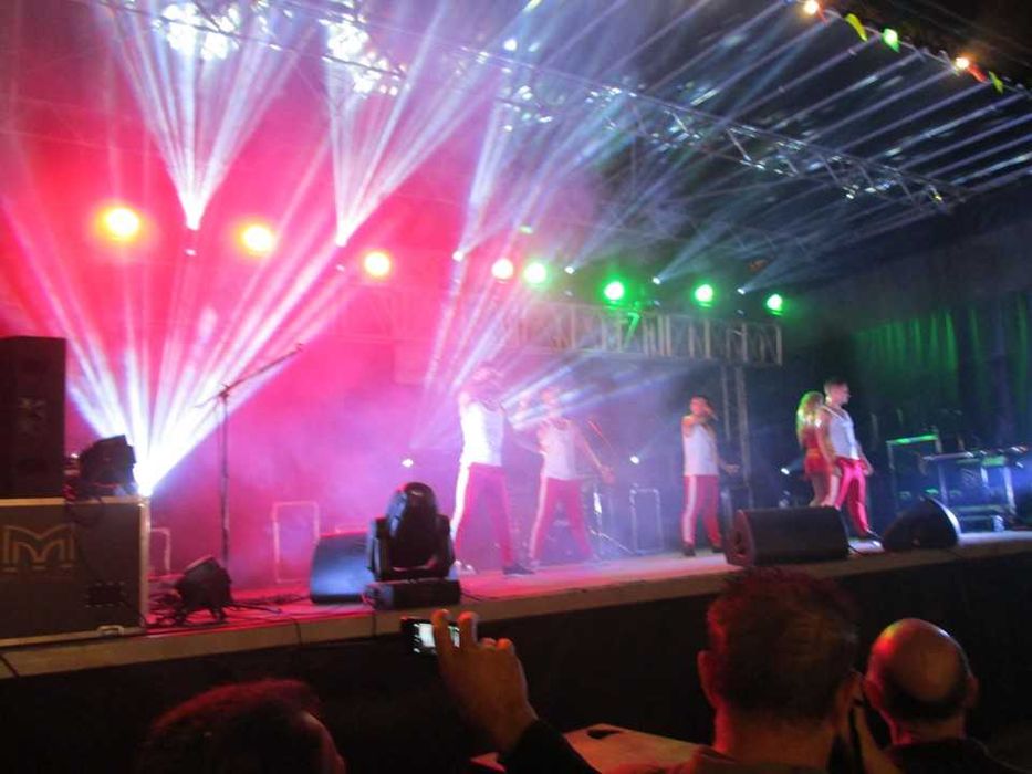 Videowall, sistema som e arcos para festa