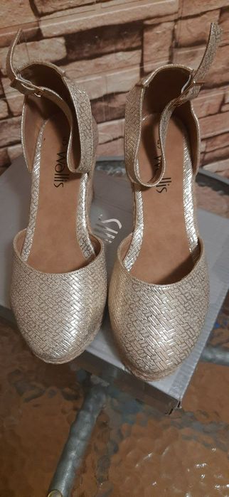 Espadryle z zakrytymi palcami i paskiem na kostce
