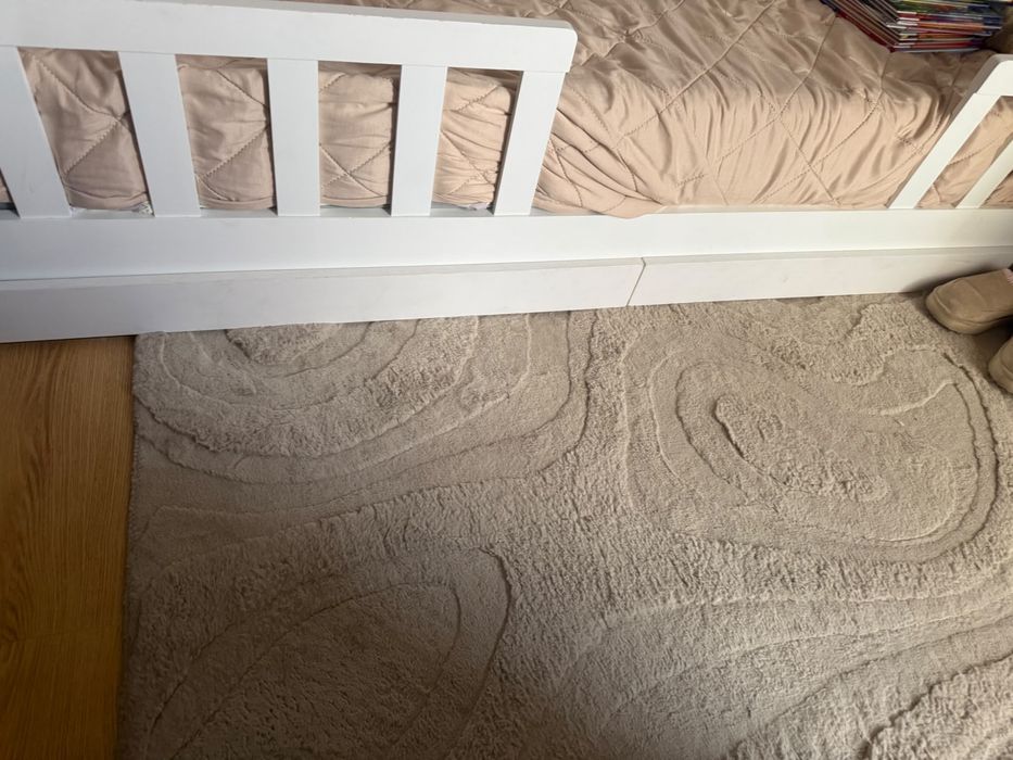 Cama Montessori com gavetas