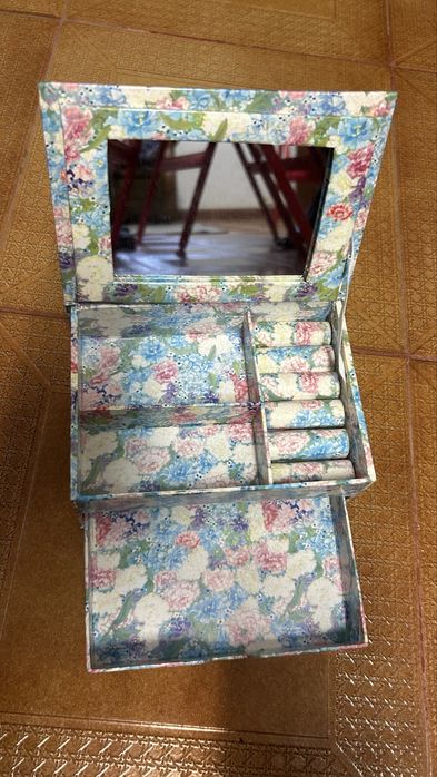 Caixa de arrumação para joias