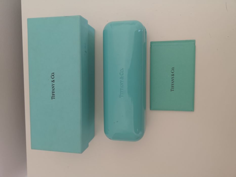 Armações de Óculos de sol ou graduados.